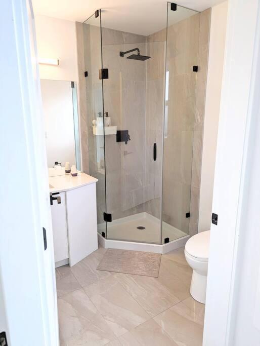 Centrally Located, Modern, 2 Bedroom Home Vancouver Exterior photo