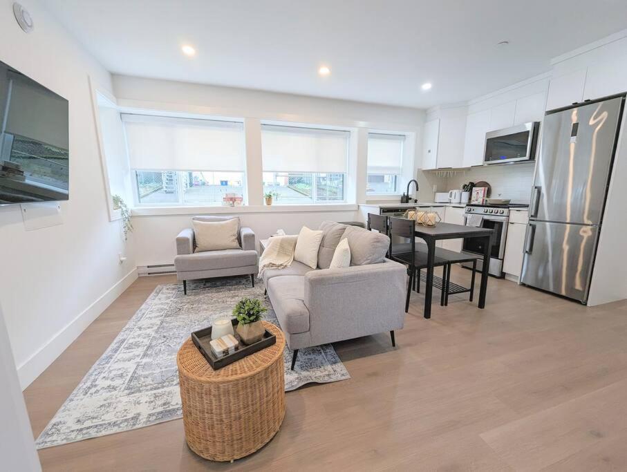 Centrally Located, Modern, 2 Bedroom Home Vancouver Exterior photo