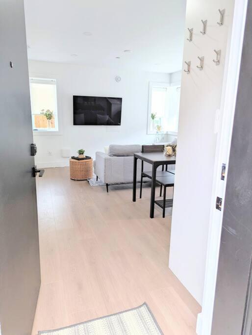 Centrally Located, Modern, 2 Bedroom Home Vancouver Exterior photo